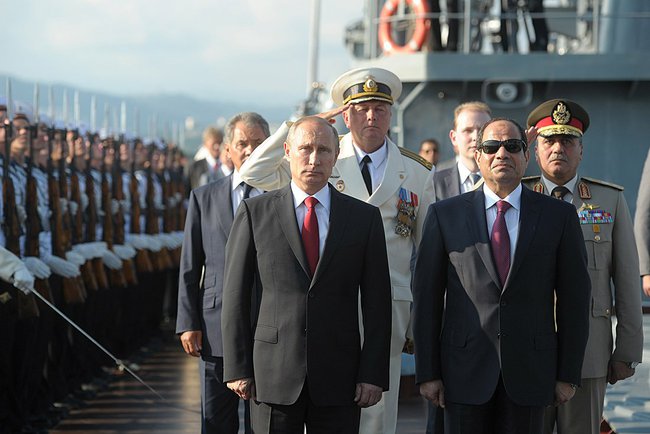 الرئيس المصري السيسي يقوم بزياة و تفقد بعض الأسلحة الروسية  41d4fa9104da5072cfb6