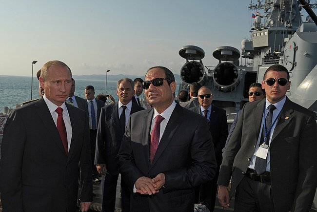 الرئيس المصري السيسي يقوم بزياة و تفقد بعض الأسلحة الروسية  41d4fa910ad6183b36a7