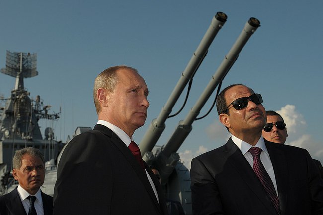 الرئيس المصري السيسي يقوم بزياة و تفقد بعض الأسلحة الروسية  41d4fa910fd65365d18f