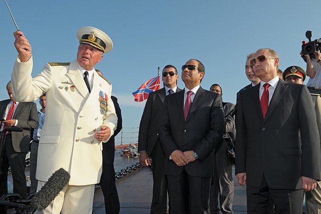 الرئيس المصري السيسي يقوم بزياة و تفقد بعض الأسلحة الروسية  41d4fa9115e7fddf6f59