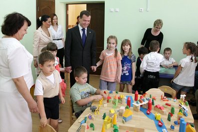 Медведев намерен лично контролировать строительство детских садов, а сокращение ясельных групп считает недопустимым 